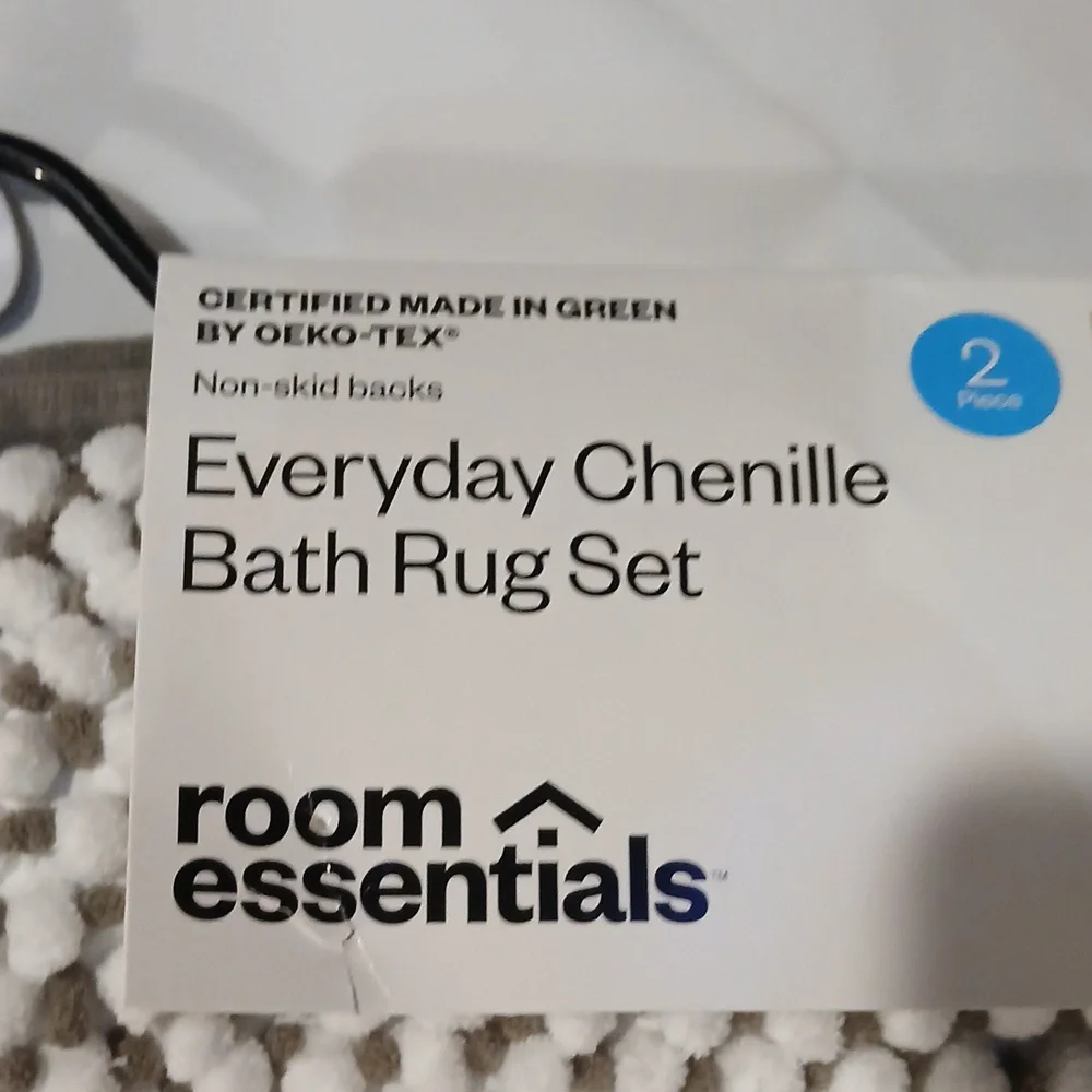 Room Essentials Everyday Chenille Bath Rug Set - Gray and White